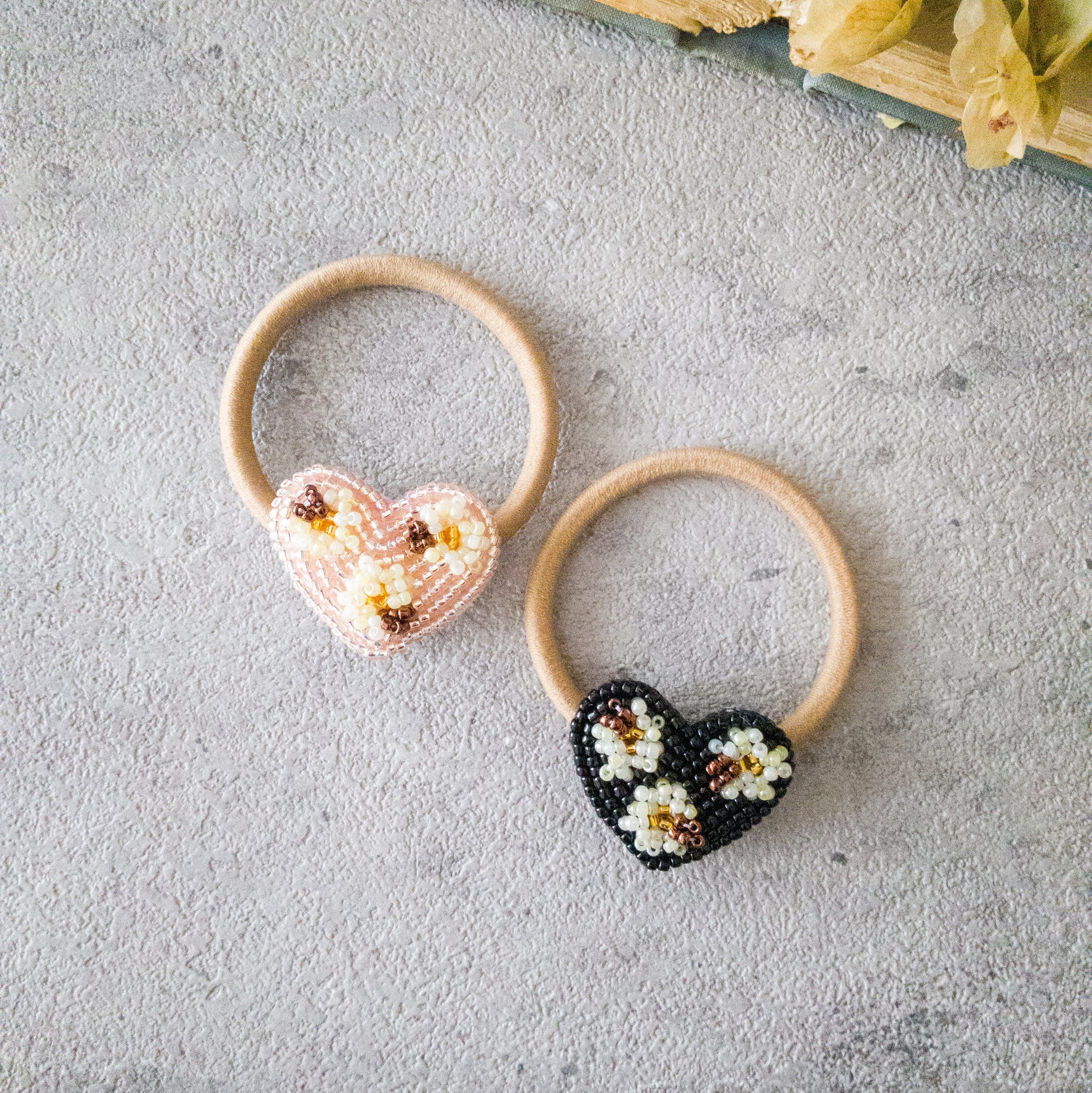ハートと小花柄のビーズ刺繍ヘアゴム/ブローチ | kana-buhi