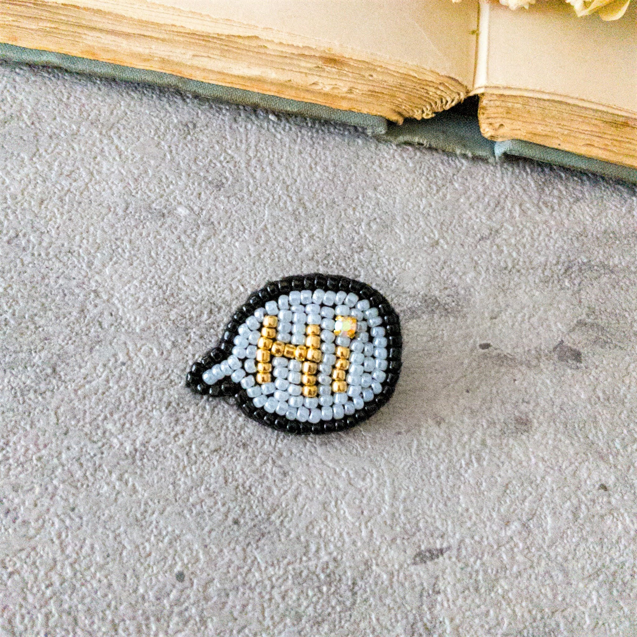 ビーズ刺繍のピンバッジ 吹き出し | kana-buhi