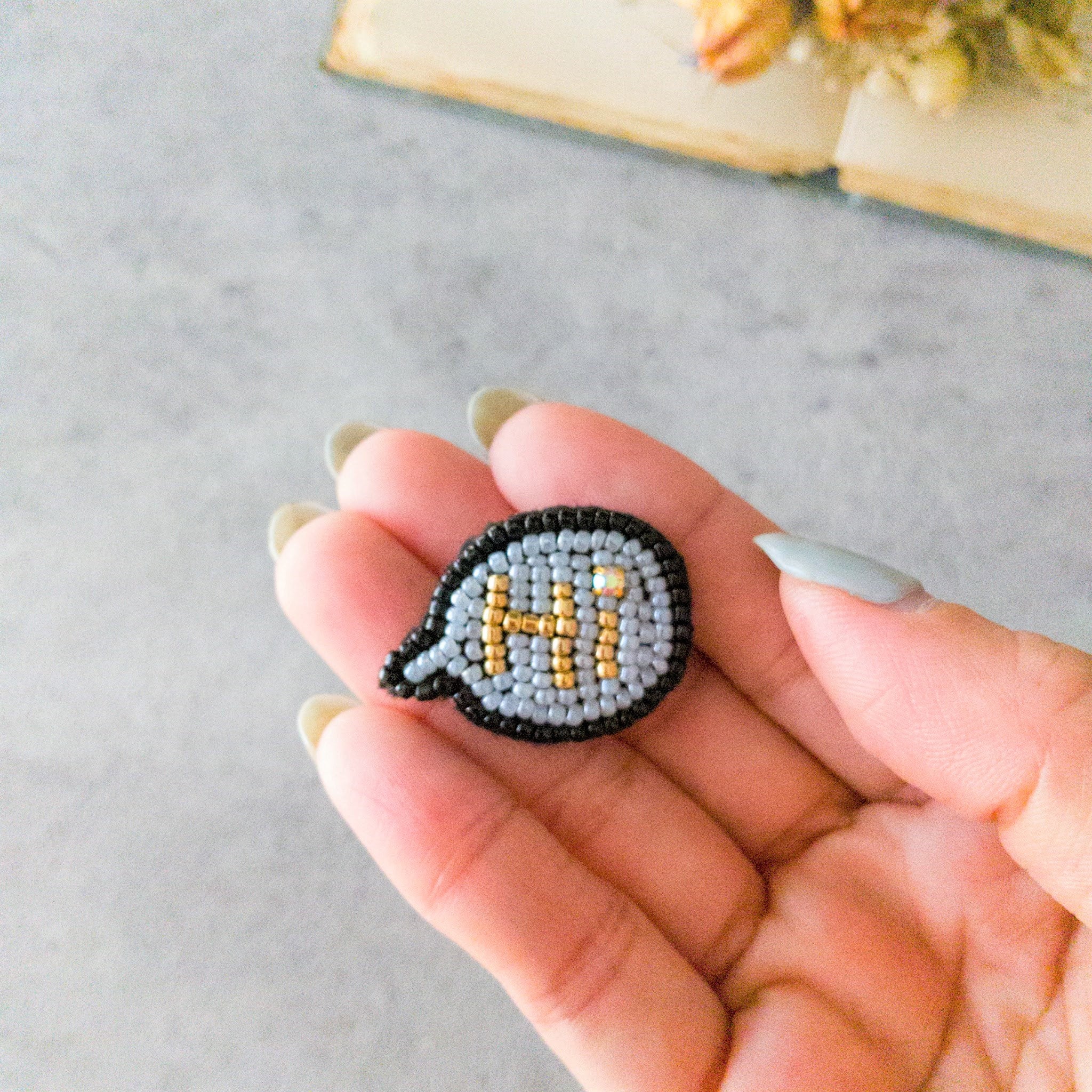 ビーズ刺繍のピンバッジ 吹き出し | kana-buhi